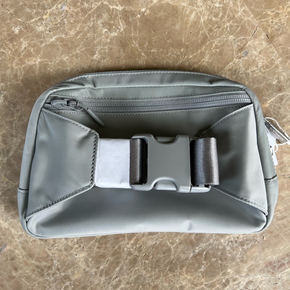 🤍One Left!🤍LARGE Lululemon Everywhere Belt Bag-Sliver Drop - Picture 4 of 6